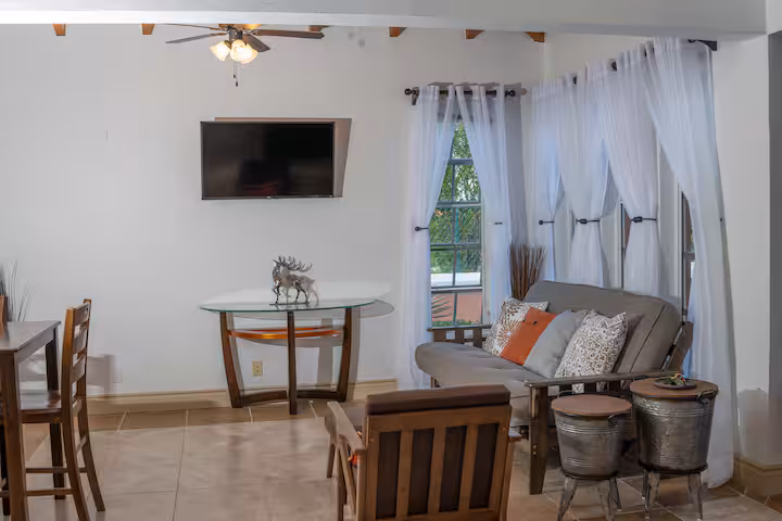 Private 1-br Island Cottage – 5 mins to the beach