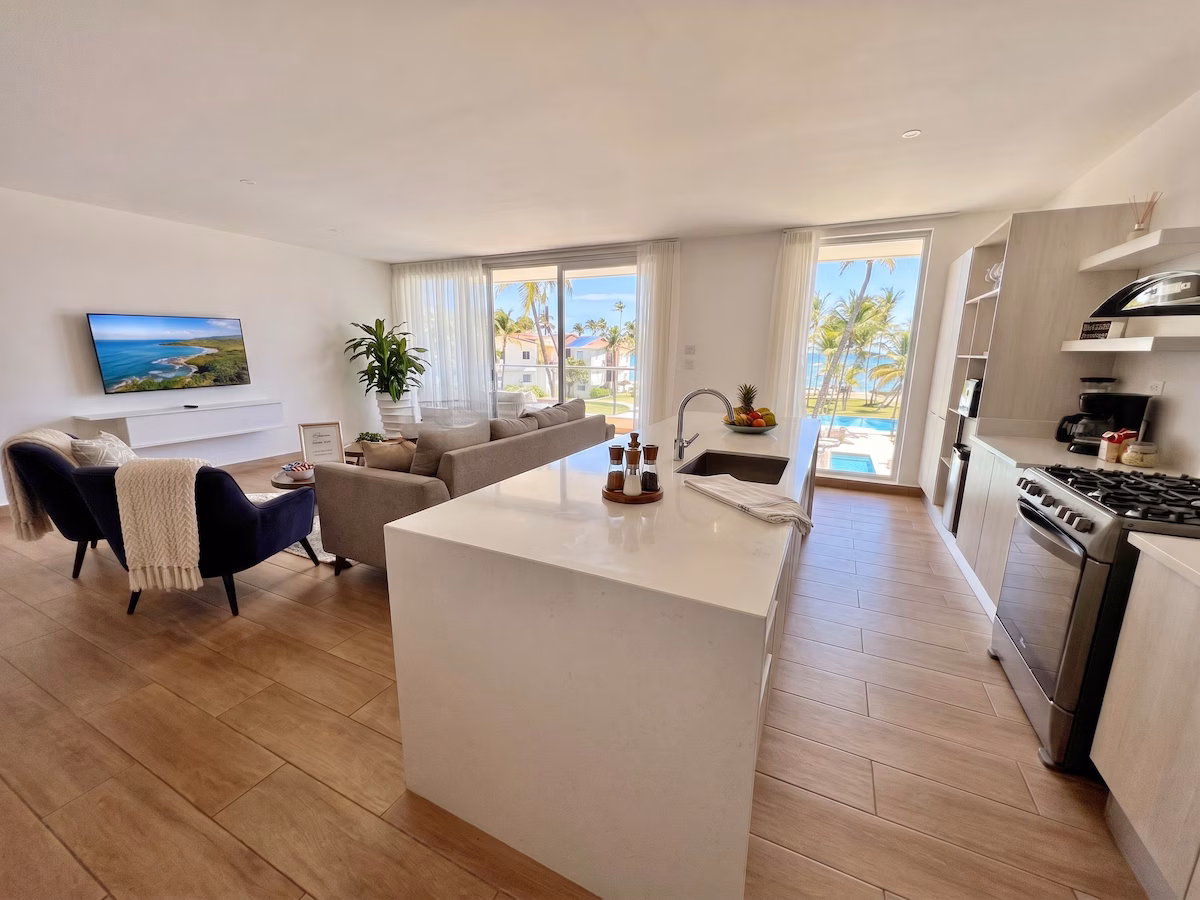 *Penthouse* Ocean View Dream *With Private Beach*
