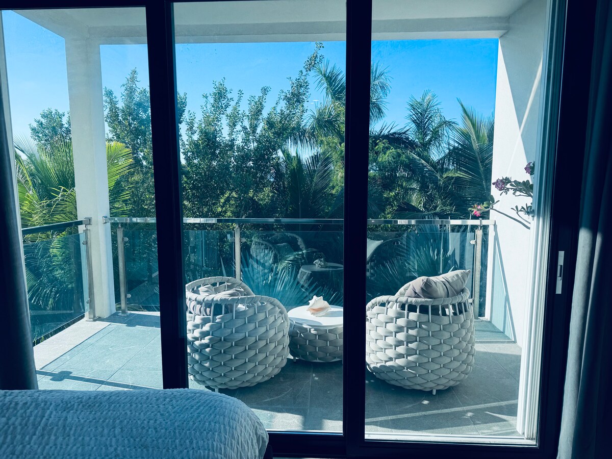 Middle of Gracebay, Modern Condo, Pool, Gated
