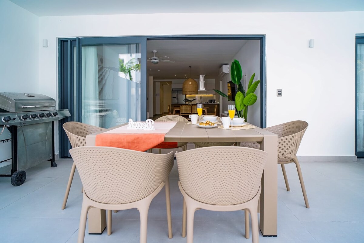 Cute 3Br | Beach 20 sec-walk|Pvt Pool & BBQ