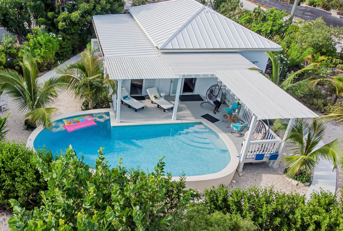 Private Poolhouse, 3-Min Walk to Beach, Sleeps 4