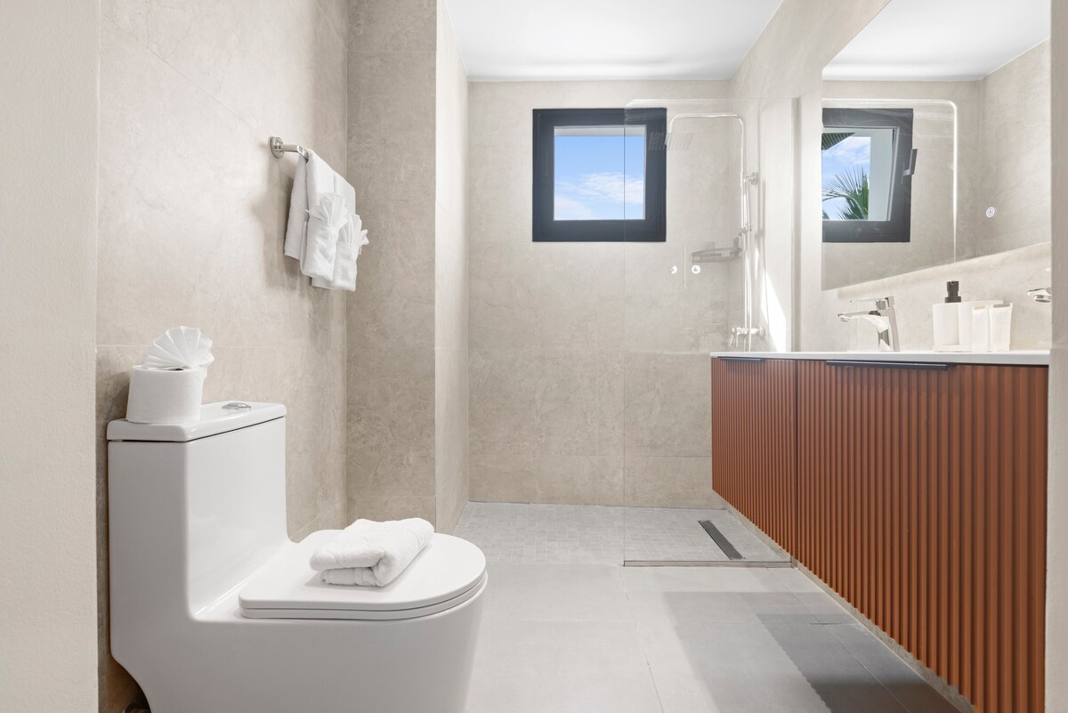 Luxury 3BR PH | Pvt Pool & BBQ