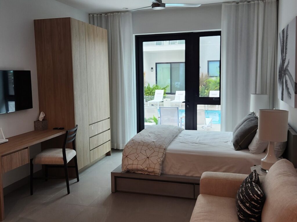 Luxe Studio – Grace Bay – (5-7-min walk to Beach)