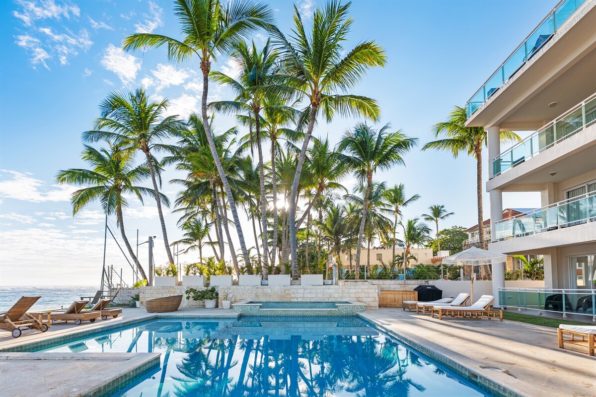 Oceanfront | King Bed, Pool & AC 102