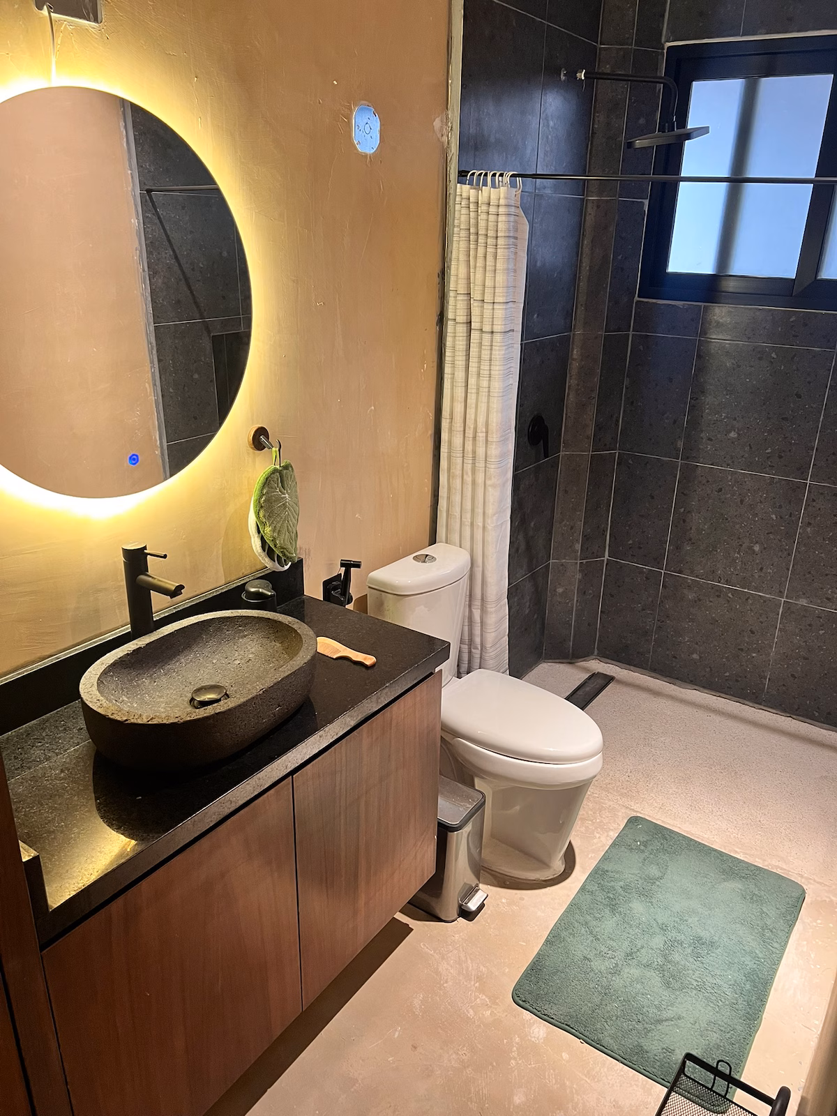 Suite with private pool just a stone’s throw from the promenade.