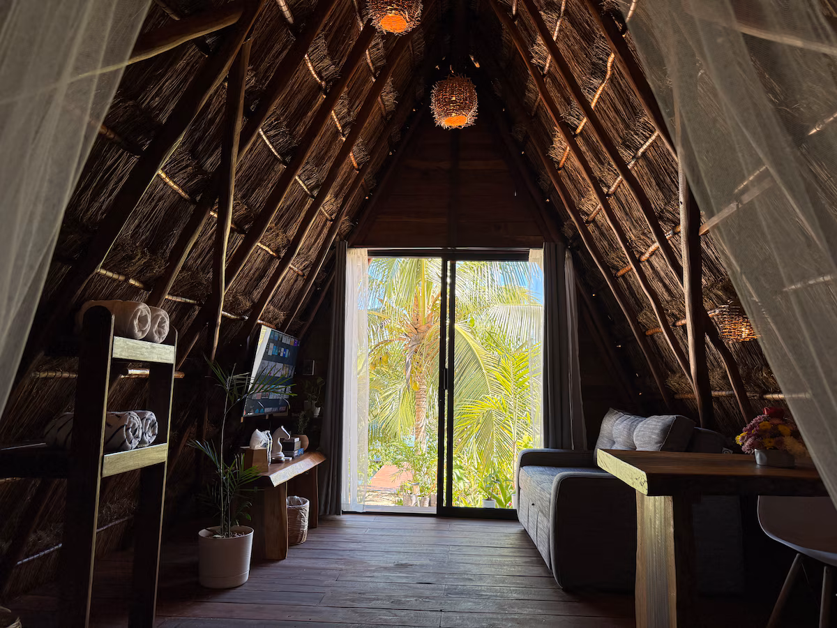 Romantic Lake Front Bungalow. King bed & kayaks