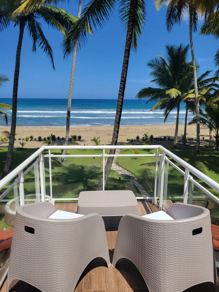 Cayenas Beachfront family villa (game room & wifi)