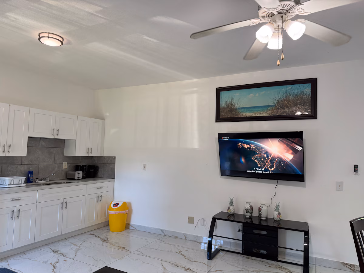 Cozy 2-bedroom suite in Long Bay