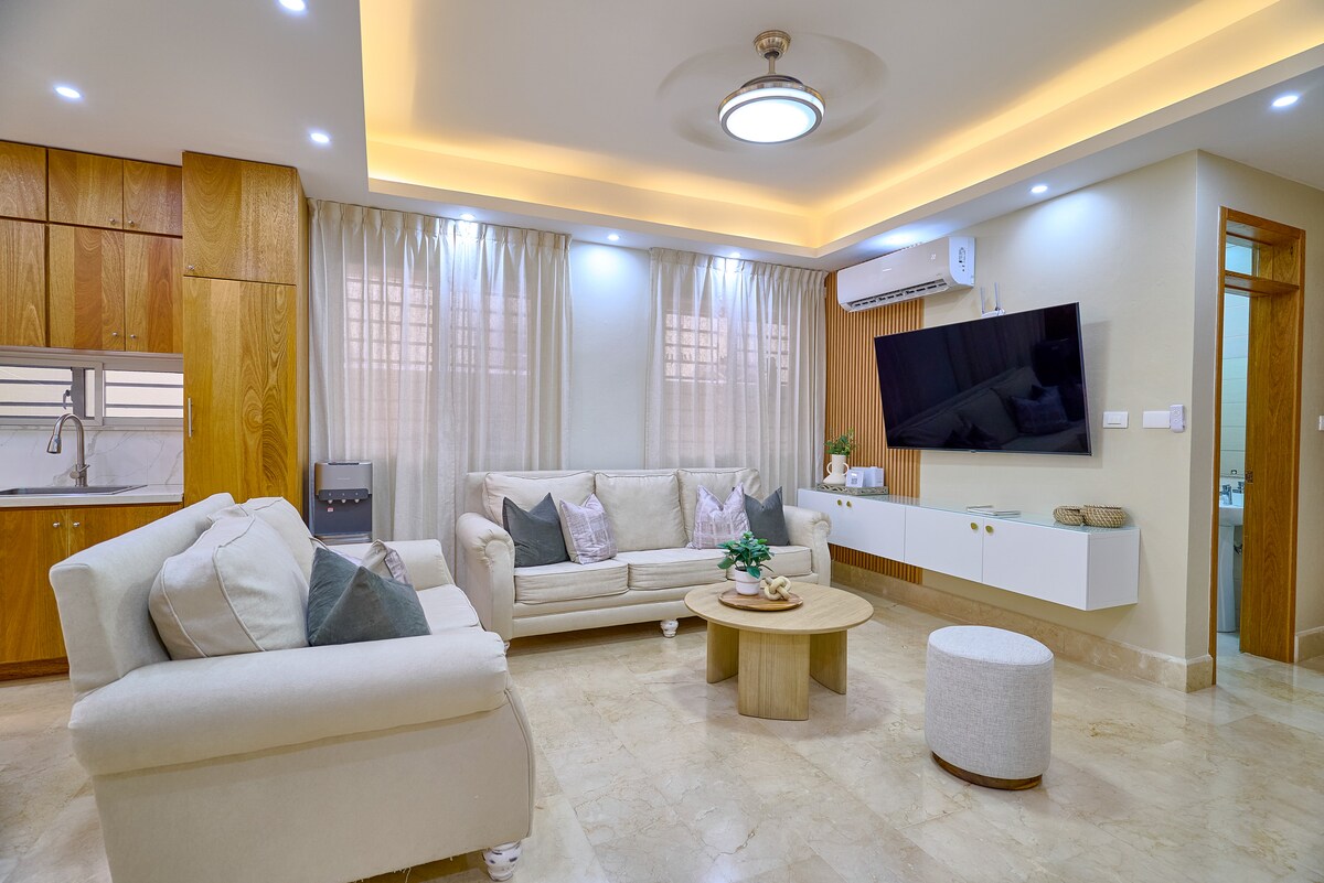 Miramar 3-Story Villa: Rooftop, Pool, BBQ & Staff