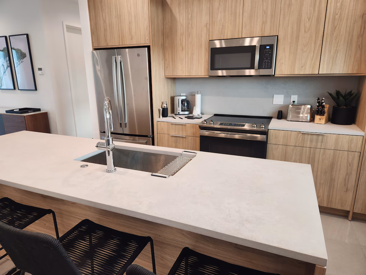 Luxe Home / 2 bedroom (5 minute walk to beach)