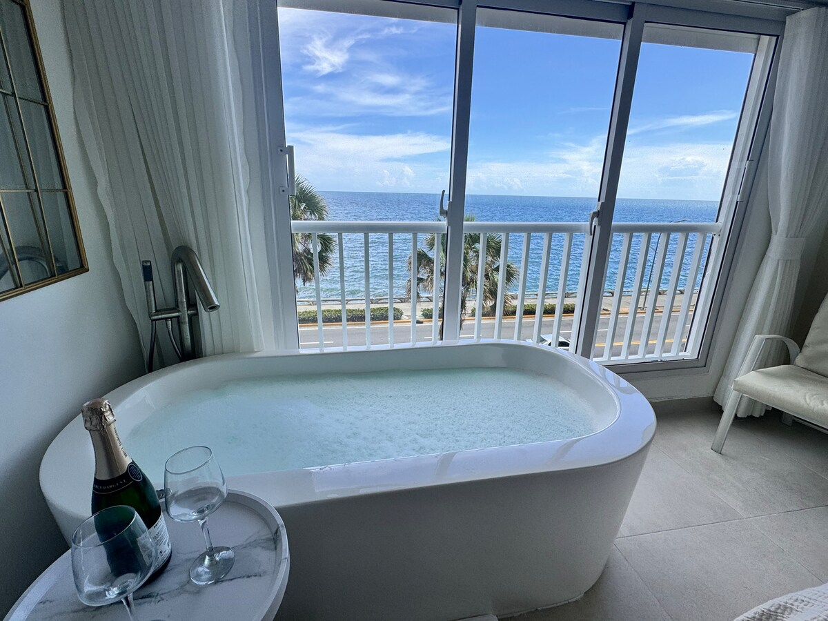 Exquisite oceanfront studio apartment, Malecón area