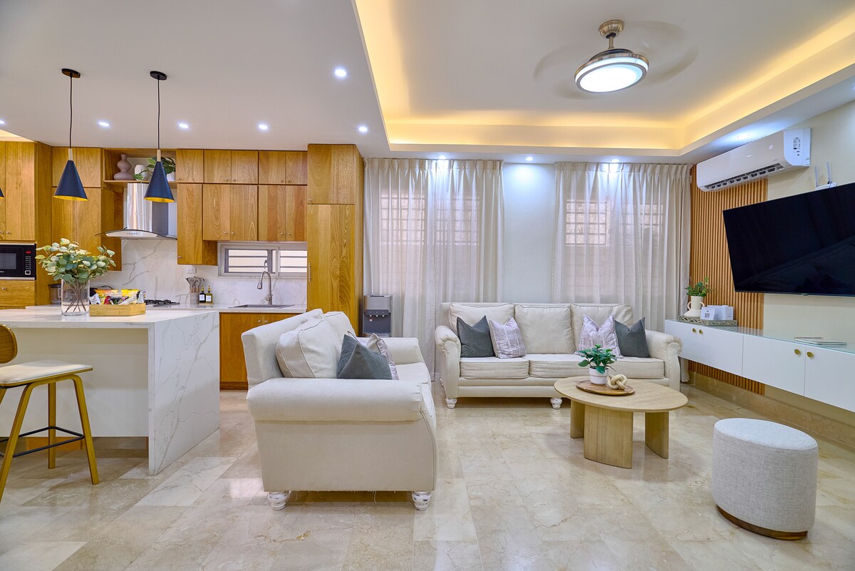 Miramar 3-Story Villa: Rooftop, Pool, BBQ & Staff