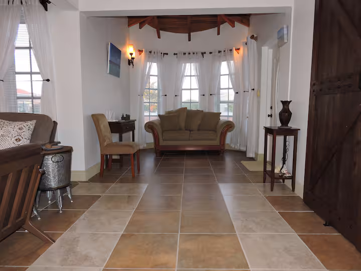 Private 1-br Island Cottage – 5 mins to the beach
