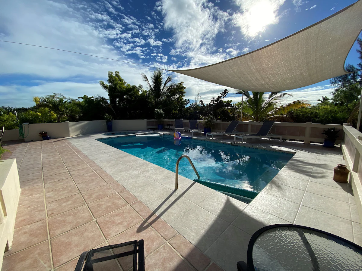 2 Bdrm Condo Grace Bay a quick walk too the Beach