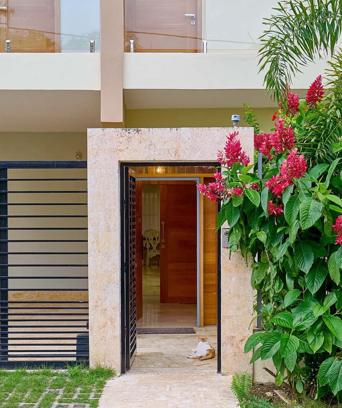 Miramar 3-Story Villa: Rooftop, Pool, BBQ & Staff