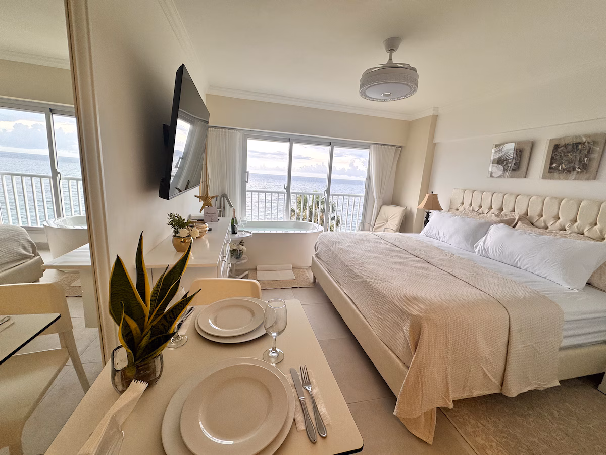 Exquisite oceanfront studio apartment, Malecón area