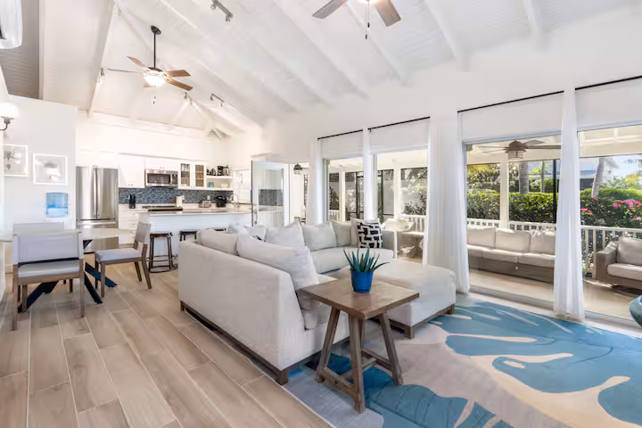 Boutique: Pool & Private Beach Chairs on Grace Bay