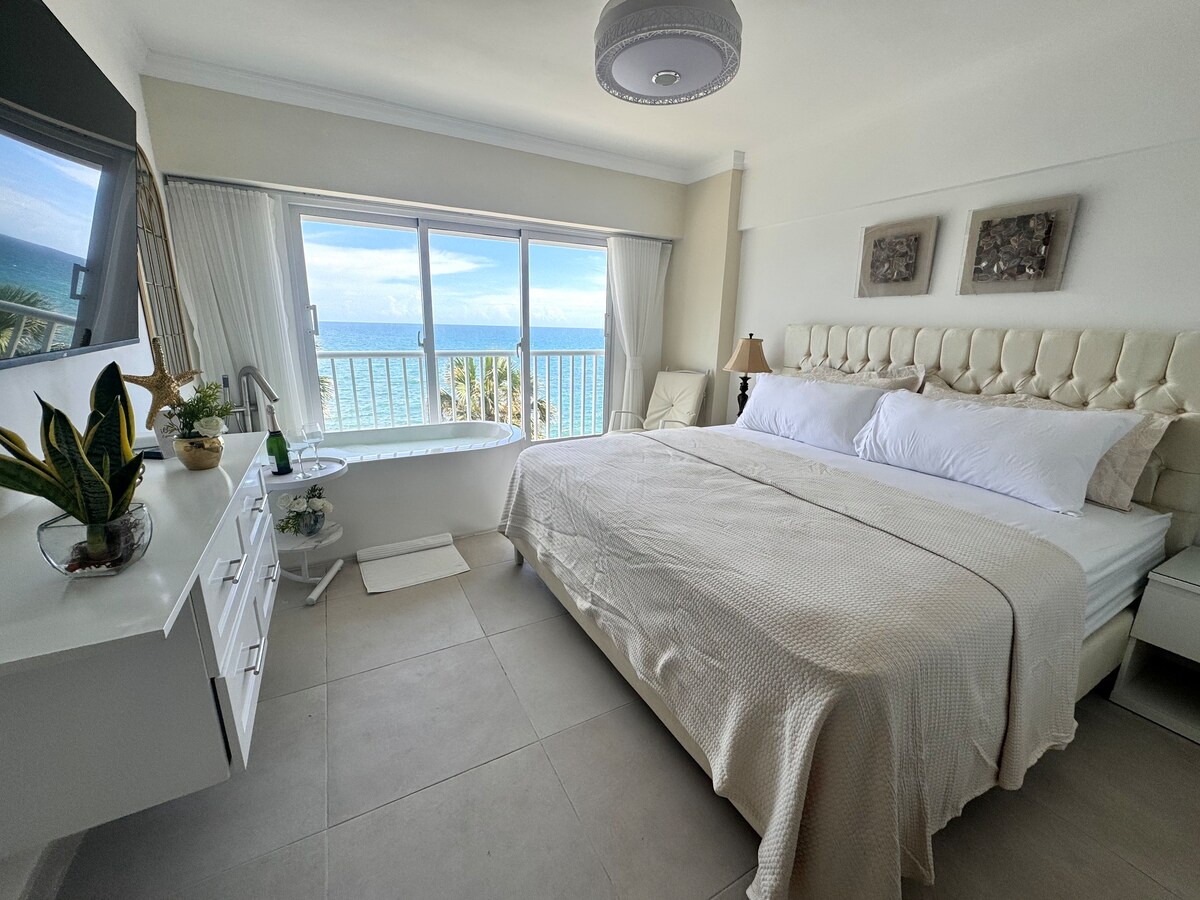 Exquisite oceanfront studio apartment, Malecón area