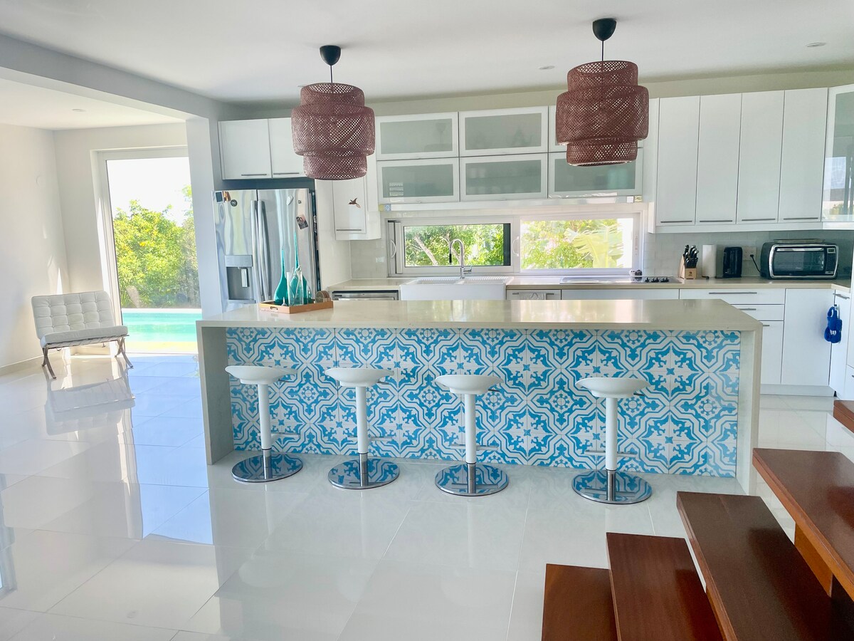 Charming villa with ocean views