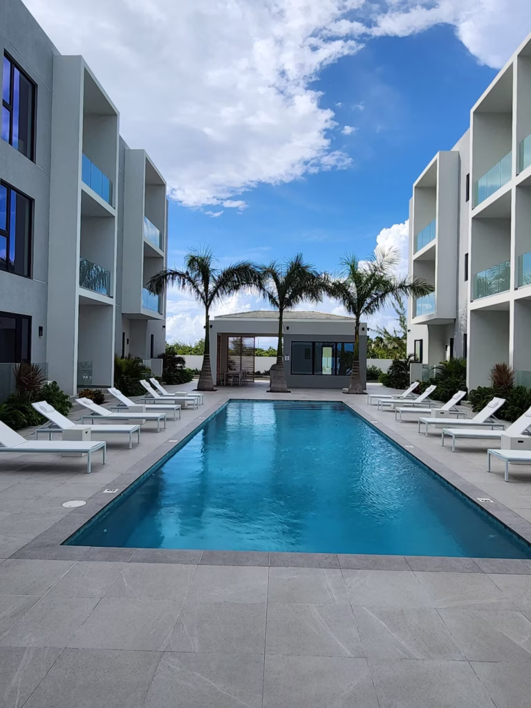 Luxe Home / 2 bedroom (5 minute walk to beach)