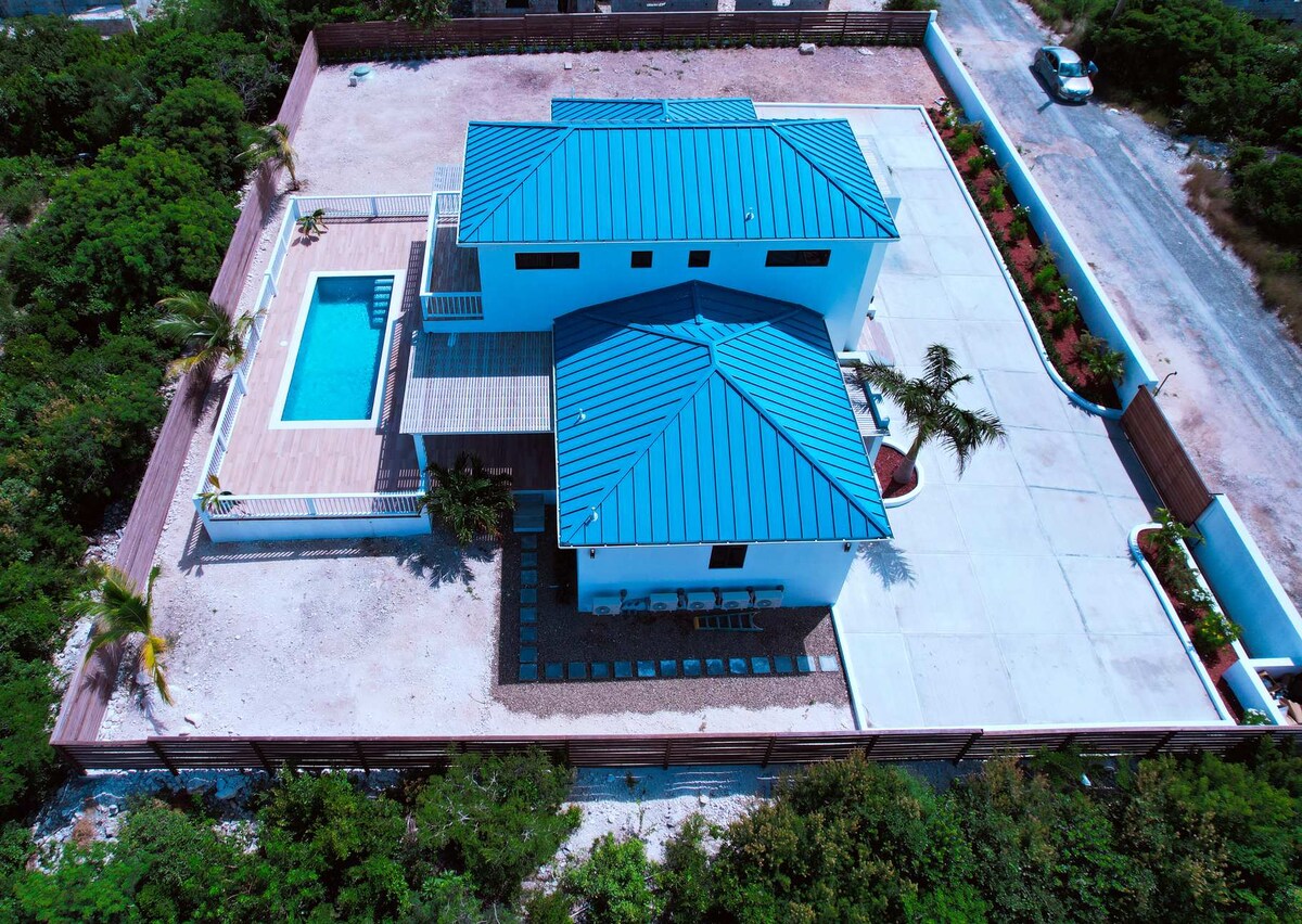Lush 2-Story Villa, Poolside Bliss Near Beach