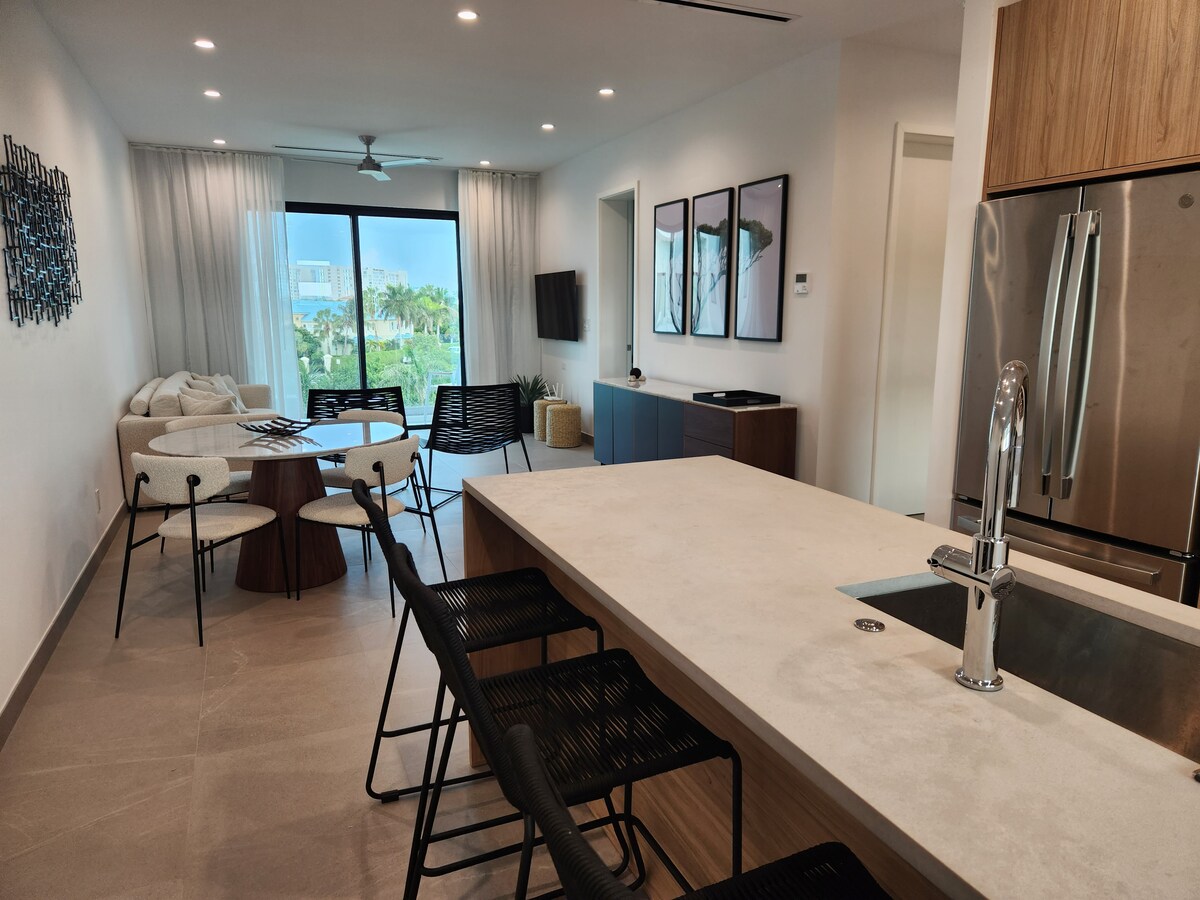 Luxe Home / 2 bedroom (5 minute walk to beach)