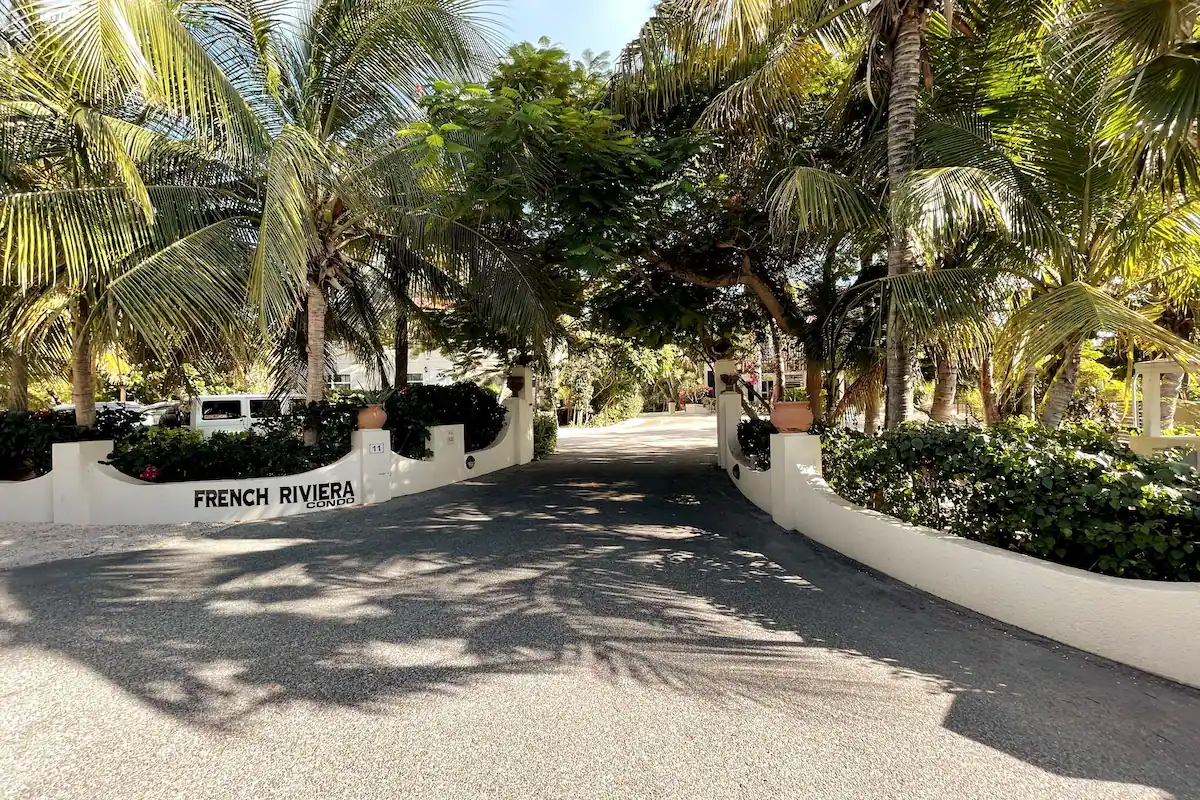 2 Bdrm Condo Grace Bay a quick walk too the Beach