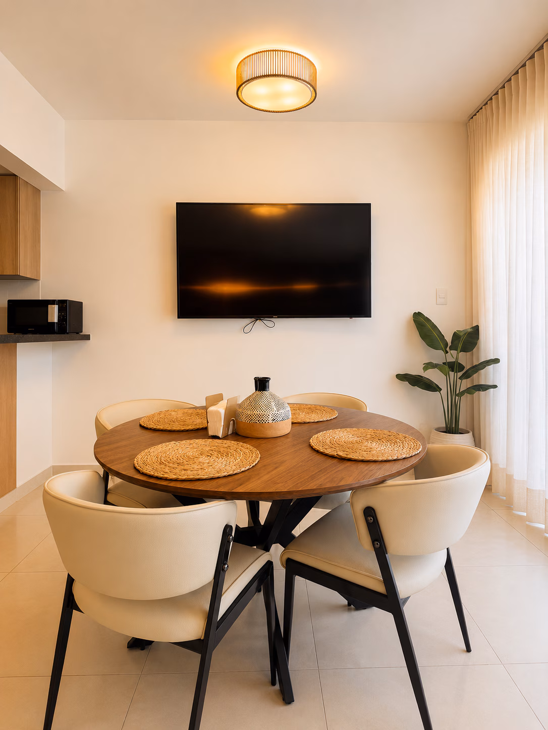 Apartment with huge swimming pool, 5 minutes from the airport