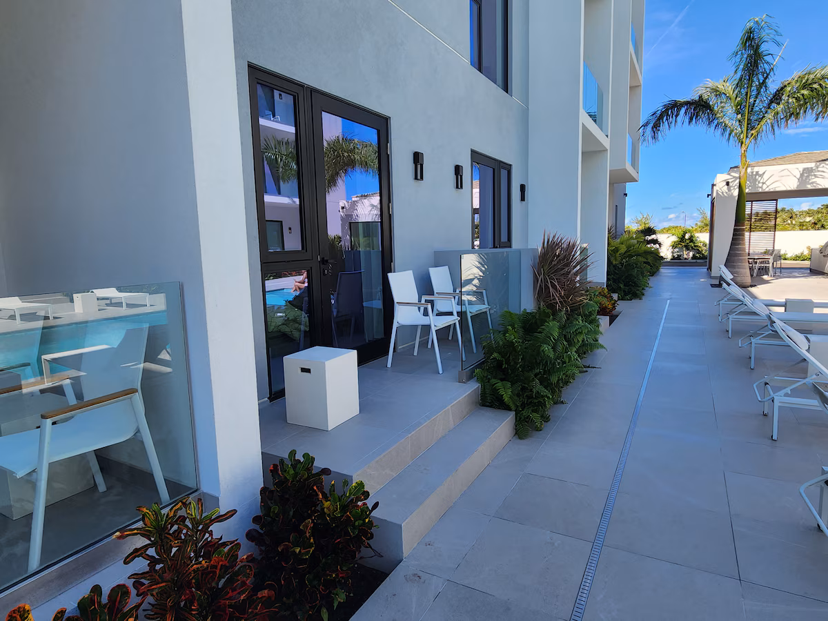 Luxe Studio – Grace Bay – (5-7-min walk to Beach)