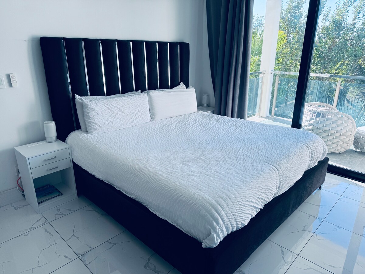 Middle of Gracebay, Modern Condo, Pool, Gated