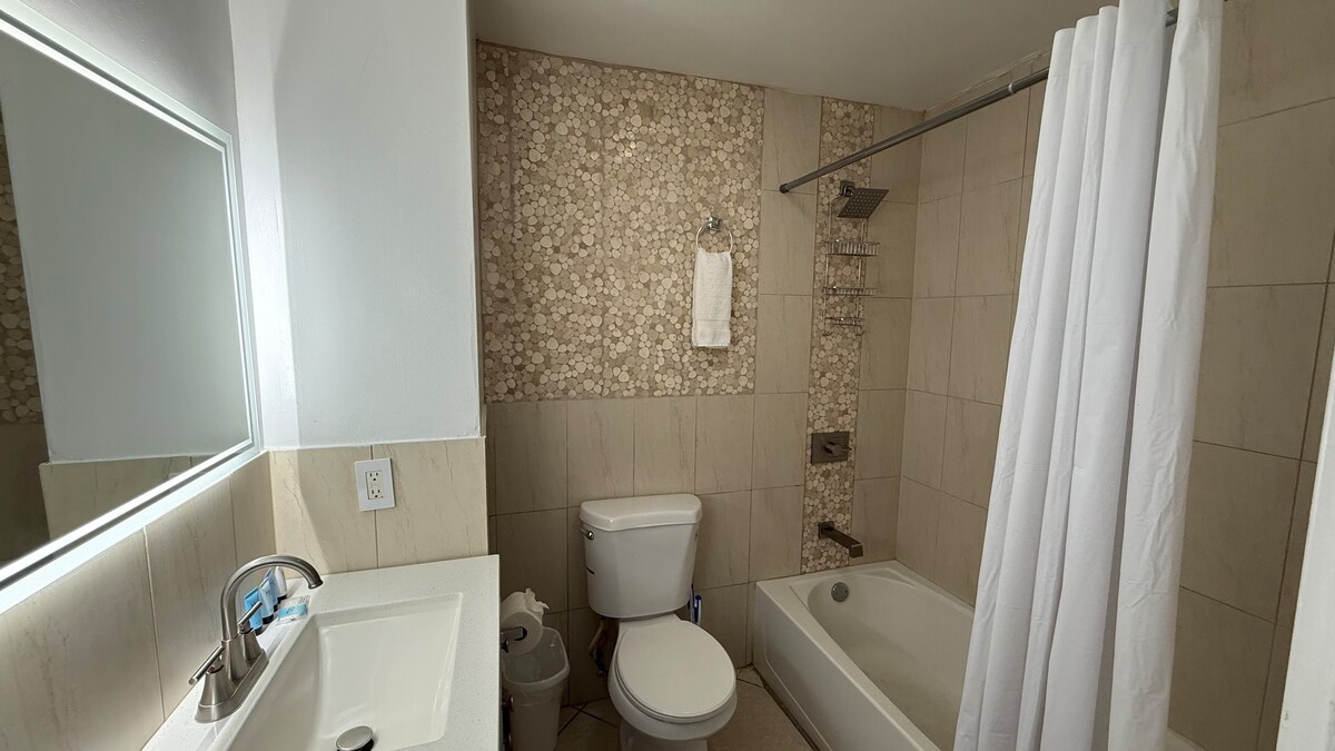 Blue Hills Getaway: 2BR/2BA Unit