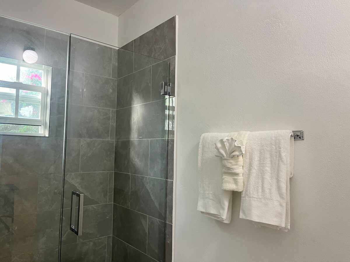 Cozy 2-bedroom suite in Long Bay