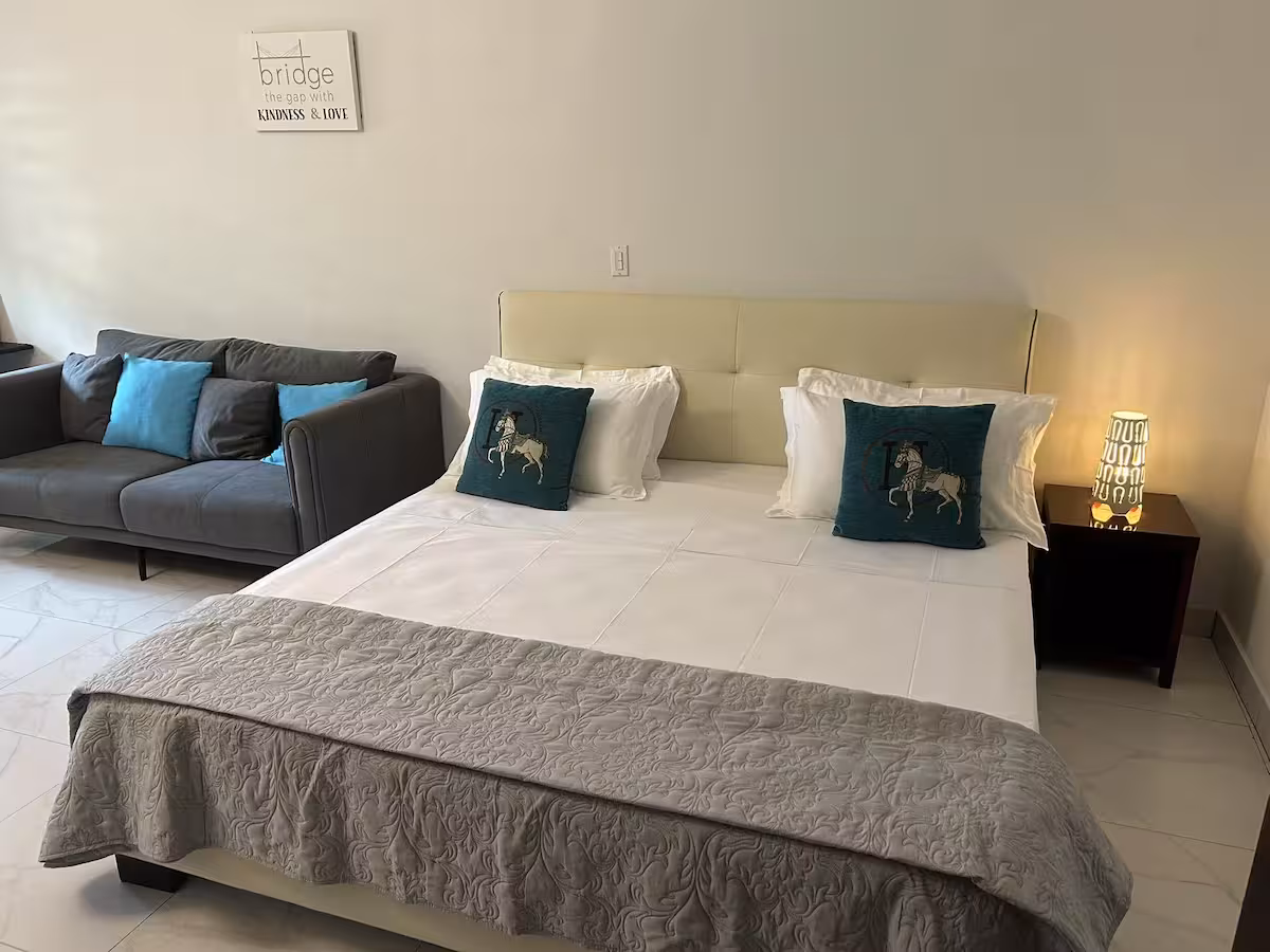 #9 Venetian Breeze Cozy Studio with King Size Bed