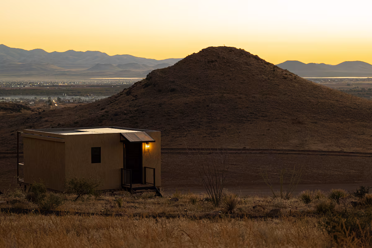Cabin overlooking Vineyard and Unique Sunsets.