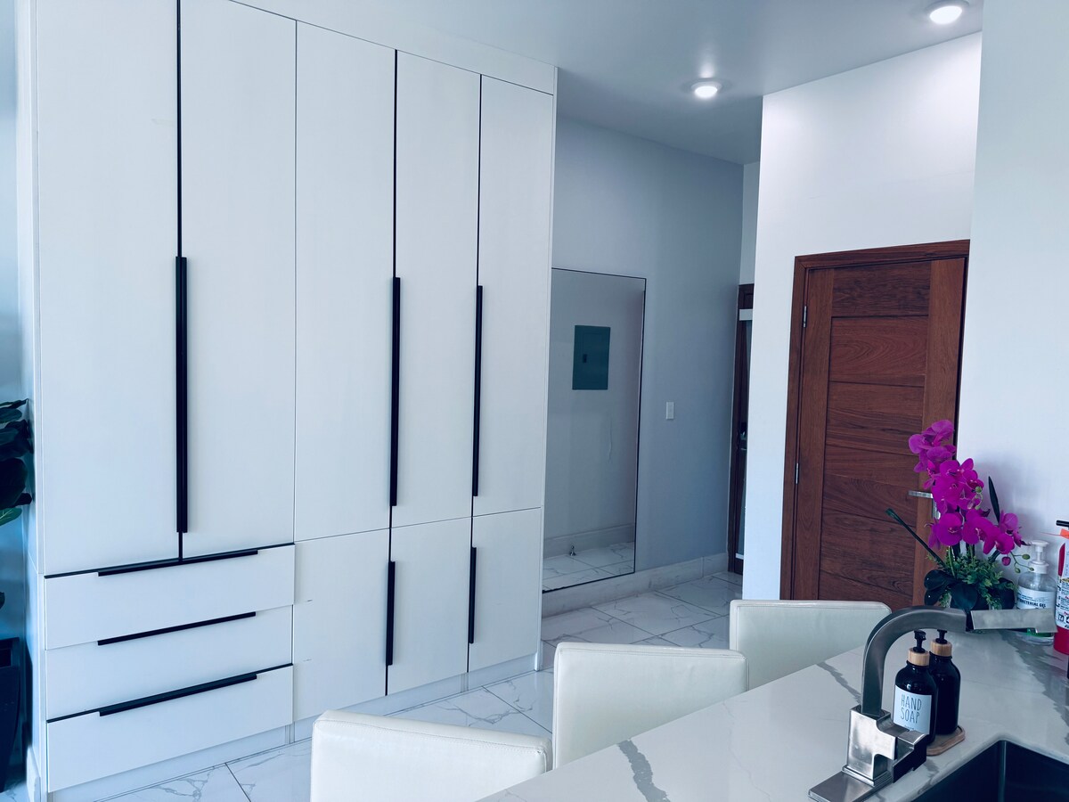Middle of Gracebay, Modern Condo, Pool, Gated