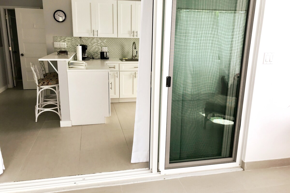 Private Poolhouse, 3-Min Walk to Beach, Sleeps 4