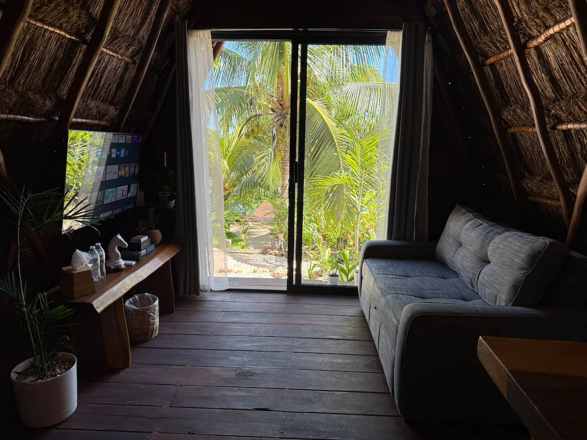 Romantic Lake Front Bungalow. King bed & kayaks