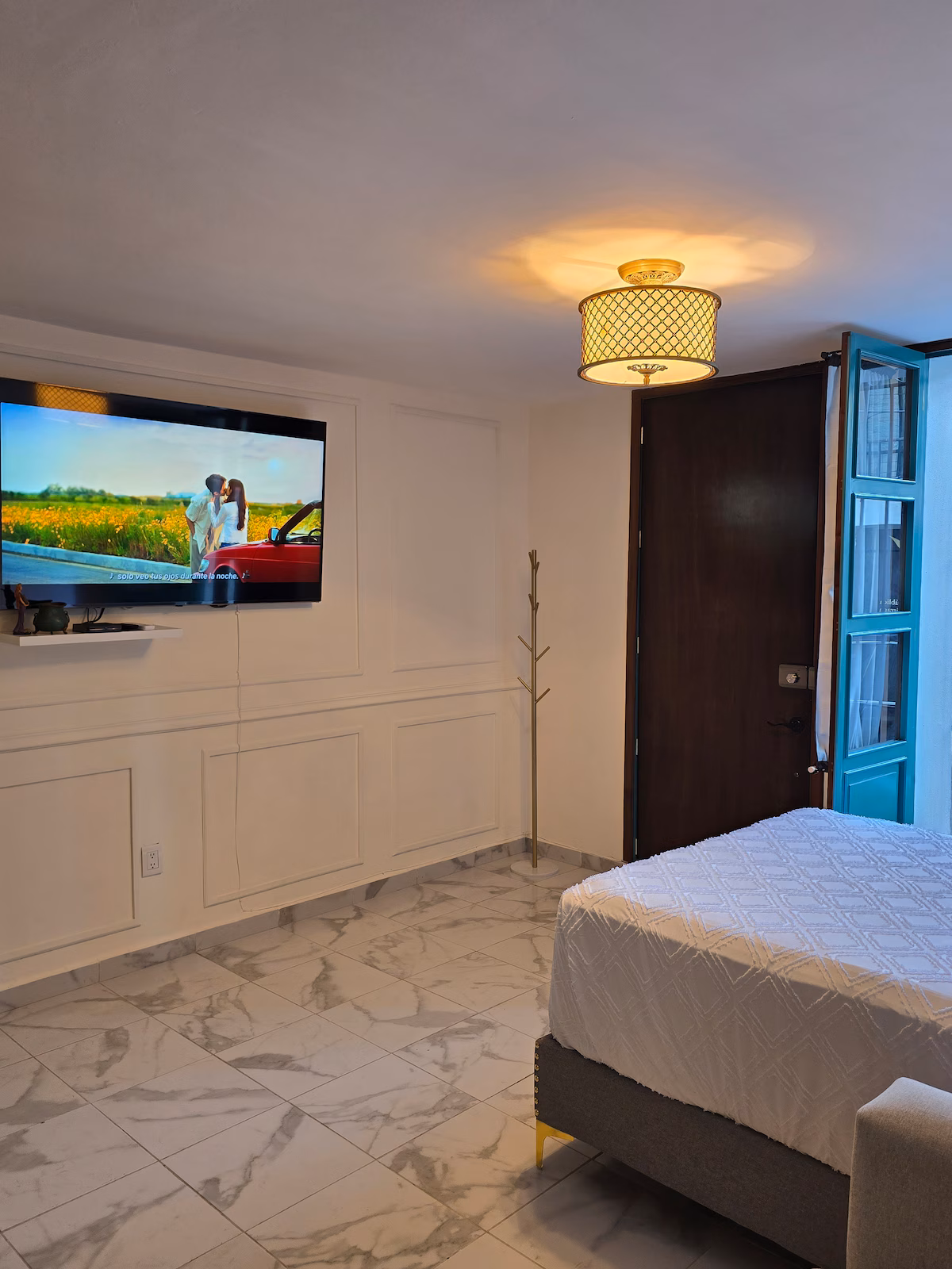 1 block from the Cathedral|Sleeps 5|Hotel- style