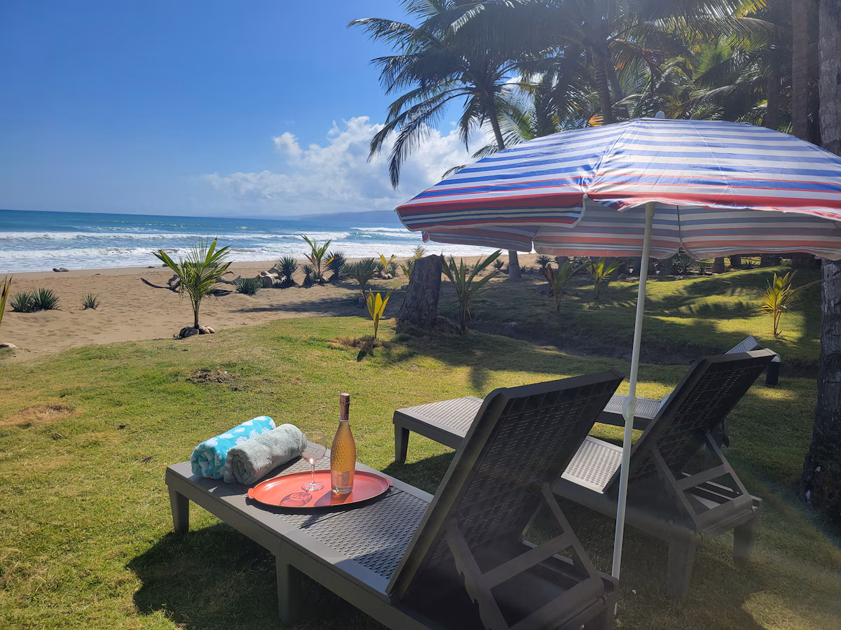 Cayenas Beachfront family villa (game room & wifi)