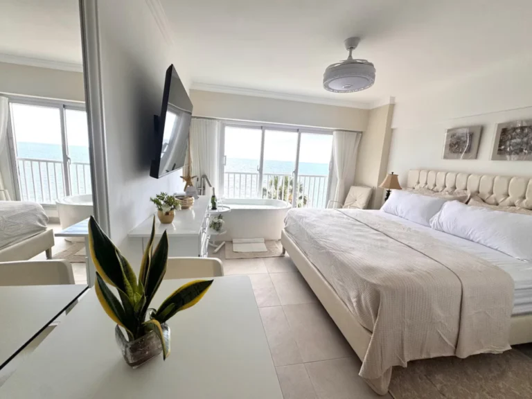 Exquisite oceanfront studio apartment, Malecón area