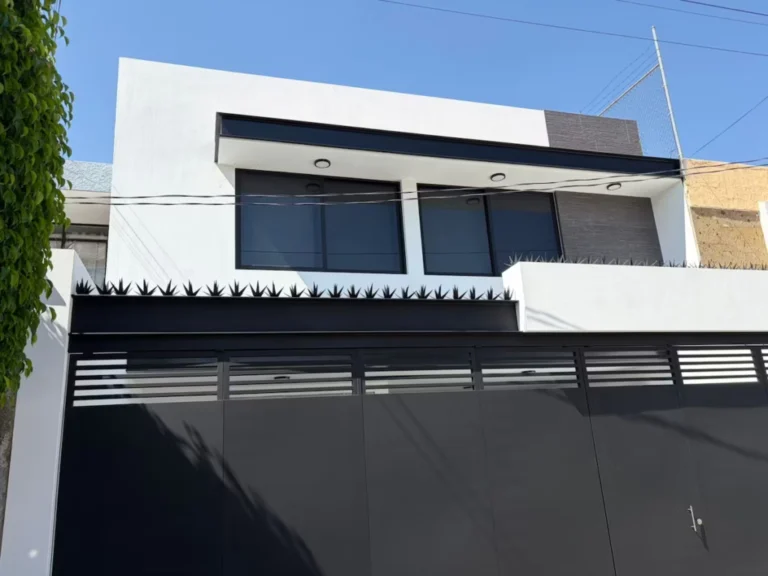 Modern house, near La Normal / light rail
