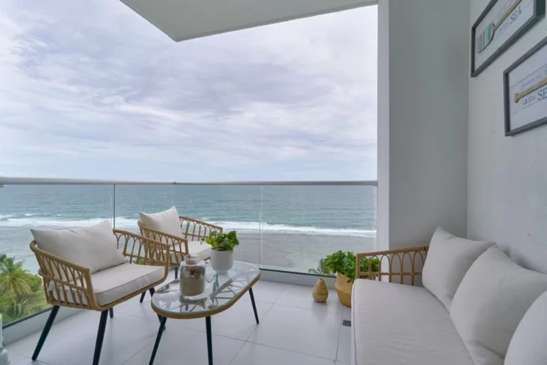 Caribbean Sunrise View, Beachfront Apartment.