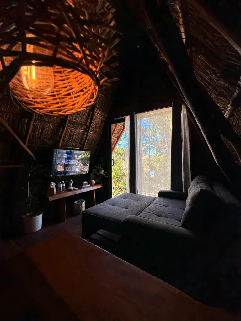 Romantic Lake Front Bungalow. King bed & kayaks